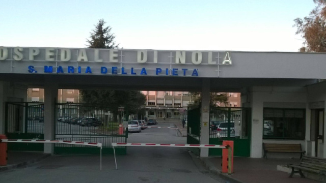 Ospedale di Nola, crolla il solaio nel reparto di rianimazione: tragedia sfiorata