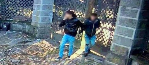 Roma, identificati due giovani ladri grazie alle telecamere di sicurezza | fanpage.it