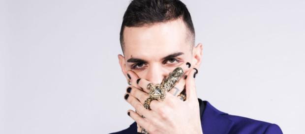 Achille Lauro finisce nel mirino di Striscia la Notizia a causa di una rissa durante un sui concerto. Achille Lauro finisce nel mirino di Striscia la Notizia a causa di una rissa durante un sui concerto.