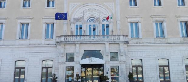 Brindisi, colpo all'Hotel Internazionale, rapinatori imbavagliano il portiere di notte: bottino da 11 mila euro Brindisi, colpo all'Hotel Internazionale, rapinatori imbavagliano il portiere di notte: bottino da 11 mila euro