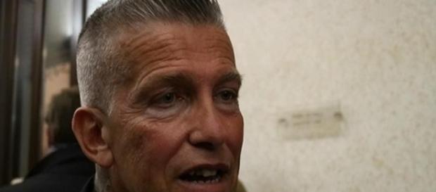Mantova, frittelle gratis solo ai bimbi italiani, Luca De Marchi criticato da Selvaggia Lucarelli Mantova, frittelle gratis solo ai bimbi italiani, Luca De Marchi criticato da Selvaggia Lucarelli