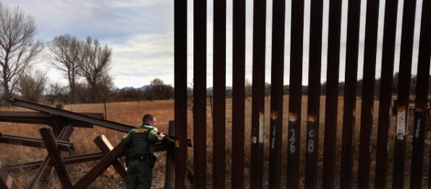 Muro fronterizo entre EEUU y México detendrá inmigración ilegal. - univision.com Muro fronterizo entre EEUU y México detendrá inmigración ilegal. - univision.com
