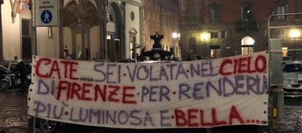 Uno striscione al funerale di Caterina Morelli, morta a 37 anni: rinunciò alla chemioterapia per portare avanti la gravidanza. Uno striscione al funerale di Caterina Morelli, morta a 37 anni: rinunciò alla chemioterapia per portare avanti la gravidanza.