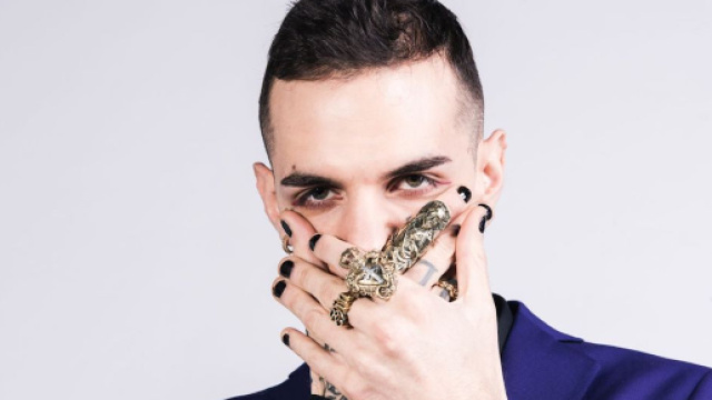 Achille Lauro finisce nel mirino di Striscia la Notizia a causa di una rissa durante un sui concerto.