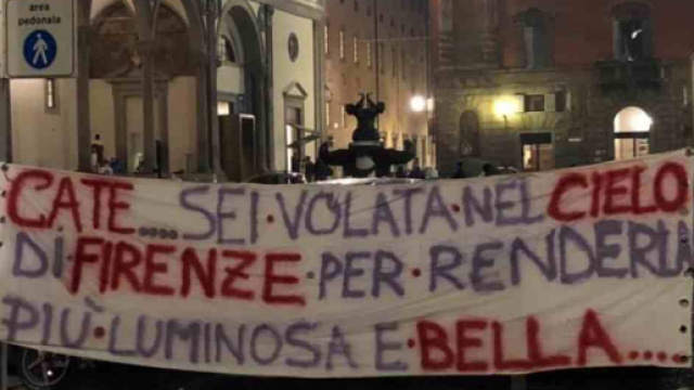 Uno striscione al funerale di Caterina Morelli, morta a 37 anni: rinunciò alla chemioterapia per portare avanti la gravidanza.