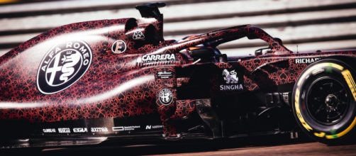 Kimi Raikkonen alla guida della nuova Alfa Romeo Racing