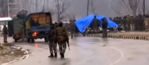 Militares no local onde atentado deixou policiais mortos na região da Caxemira indiana (Reprodução/YouTube/NDTV)