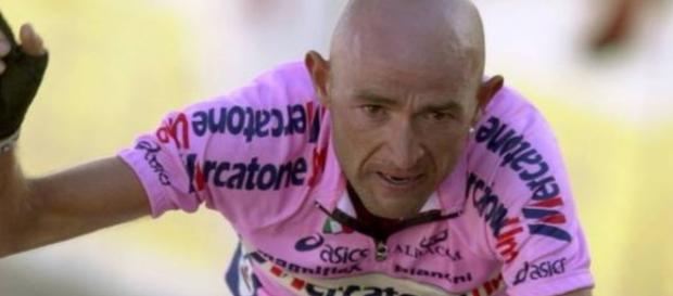 Marco Pantani, l'ultimo campione a vincere Giro e Tour nello stesso anno Marco Pantani, l'ultimo campione a vincere Giro e Tour nello stesso anno