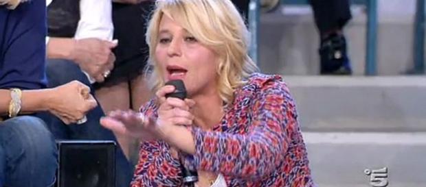 Uomini e Donne la De Filippi umilia Claire e Gian Battista Uomini e Donne la De Filippi umilia Claire e Gian Battista