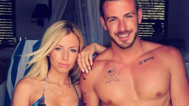 Julien Bert (Les Marseillais Asian Tour) aurait trompé sa copine Agathe avec Stéphanie Clerbois lors d'une fête alcoolisée.