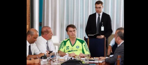 Bolsonaro veste camisa falsificada do Palmeiras em reunião - (Reprodução/Redes Sociais)