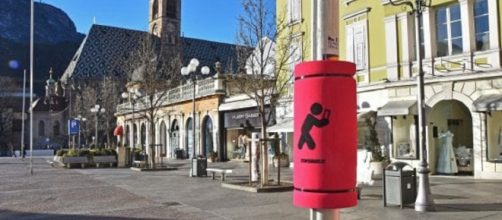 Bolzano, arrivano i 'paratesta' per chi cammina guardando il cellulare