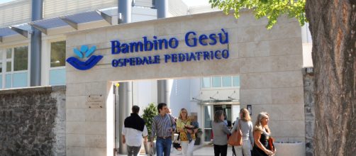 Genzano di Roma, 24enne picchia ferocemente bimba di quasi 2 anni: ora in pericolo di vita