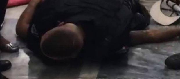 Segundo o segurança, o rapaz imobilizado teria tentado roubar sua arma. (Imagem: Reprodução) Segundo o segurança, o rapaz imobilizado teria tentado roubar sua arma. (Imagem: Reprodução)