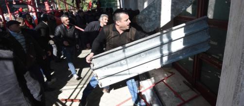 Caos a Tirana, l'opposizione assalta la sede del governo
