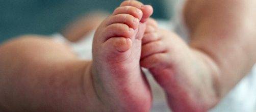 Roma, neonato muore tra le braccia della mamma mentre allatta: disposta un'inchiesta