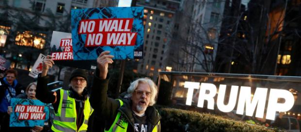 Trump, la costruzione del muro al confine col Messico scatena le proteste Trump, la costruzione del muro al confine col Messico scatena le proteste