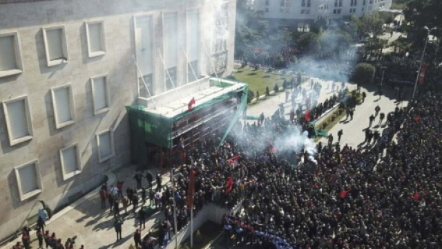 Albania, manifestanti a Tirana contro il governo del socialista Edi Rama.