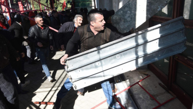 Caos a Tirana, l'opposizione assalta la sede del governo