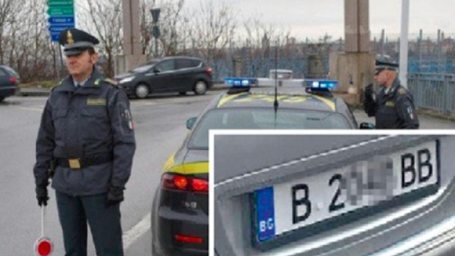 E&rsquo; caccia alle auto con targhe straniere: 10 veicoli sequestrati nel Vesuviano e pioggia di multe - Internapoli