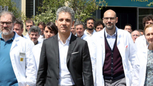 Il mondo suille spalle, il film tv in onda su Rai 1 e in streaming online su Raiplay martedì 19 febbraio