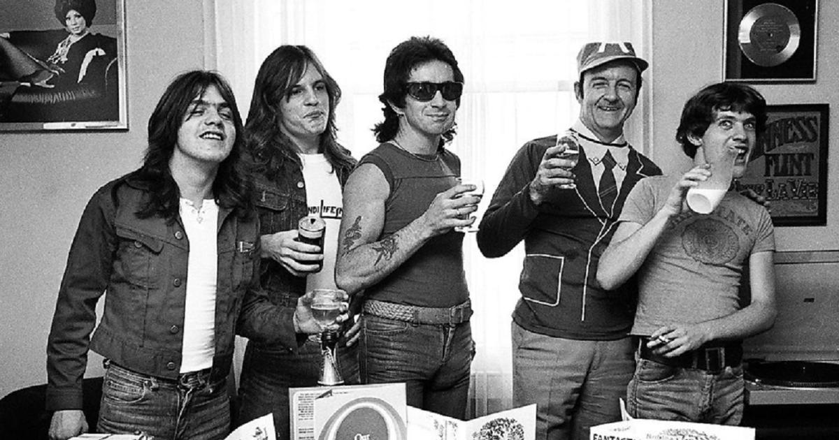 Il 17 febbraio 1975 gli AC/DC pubblicavano il loro primo album 'High ...