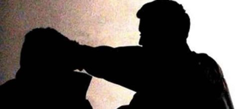 Brindisi, venditore ambulante aggredito da un gruppo di bulli: si indaga, l'uomo soccorso da una titolare di una attività commerciale