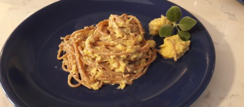 Spaghetti al ragù di farro, tofu e uvetta.