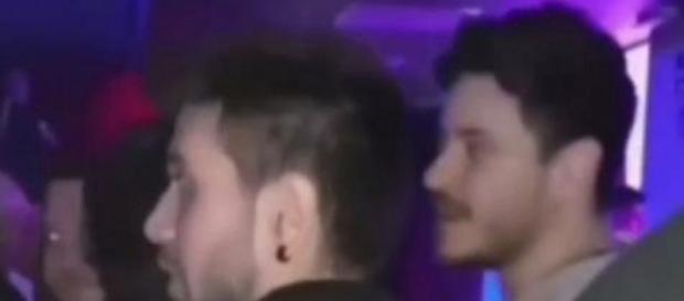 Luis Cepeda suelta un manotazo a un fan en una discoteca. / TWITTER Luis Cepeda suelta un manotazo a un fan en una discoteca. / TWITTER