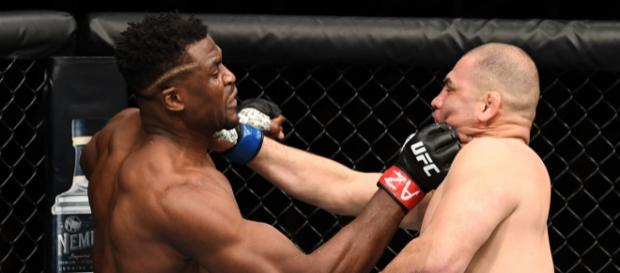 Ngannou y su poder acabaron rápido con el ex campeón, Caín Velásquez. www.yahoo.com Ngannou y su poder acabaron rápido con el ex campeón, Caín Velásquez. www.yahoo.com