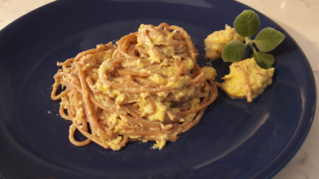 Spaghetti al rag&ugrave; di farro, tofu e uvetta.
