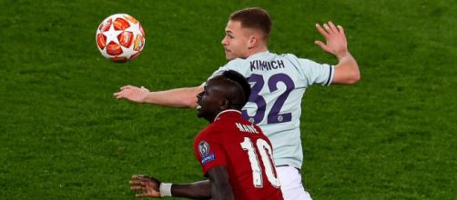 Contrasto tra Kimmich e Mané nel match di Champions League tra Liverpool e Bayern