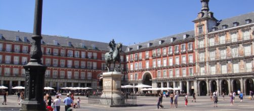 Aspecto de la Plaza Mayor de Madrid con la estatua de Felipe IV