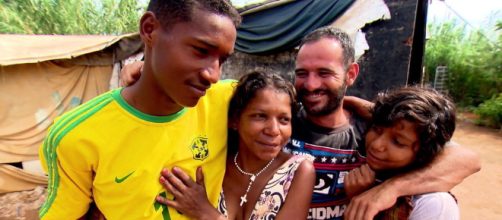 Ivanildo posa para foto ao lado dos pais e da irmã. (Foto/Reprodução/TV Globo)