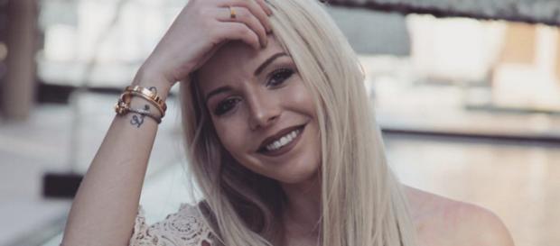 Jessica Thivenin se confie sur son passé de femme battue et donne des conseils à ses fans. Jessica Thivenin se confie sur son passé de femme battue et donne des conseils à ses fans.