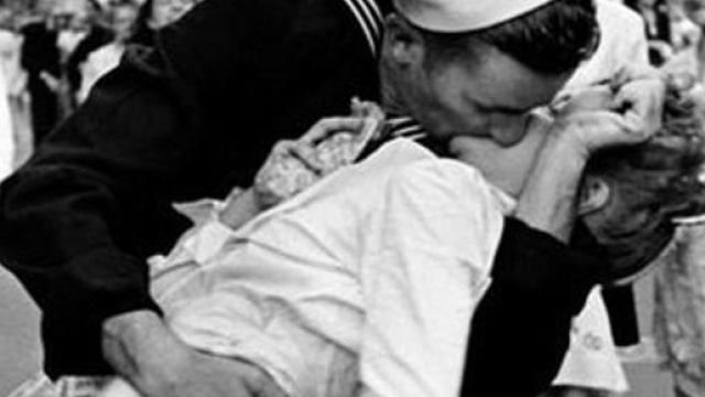 Addio a George Mendonsa, è morto a 95 anni il marinaio del celebre ... - primopiano24.it