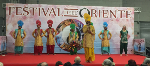 Danzatori di Bhangra della regione del Punjab.