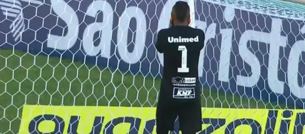 Goleiro do São Bento não se conforma com a falha (Crédito: reprodução SporTV). Goleiro do São Bento não se conforma com a falha (Crédito: reprodução SporTV).