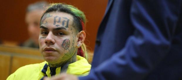 Tekashi 6ix9in ha iniziato a collaborare con le autorità. Tekashi 6ix9in ha iniziato a collaborare con le autorità.