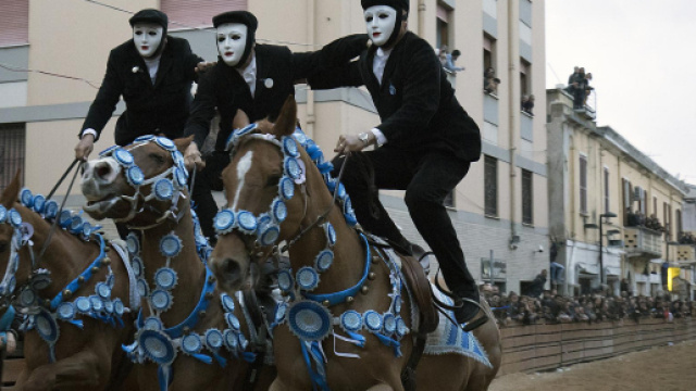Cavalieri della Sartiglia durante le pariglie
