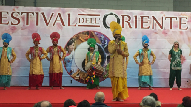 Danzatori di Bhangra della regione del Punjab.