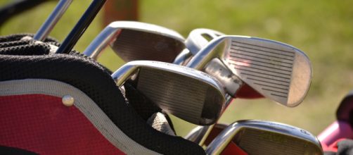 A variety of golf clubs similar to those used in the Ryder Cup. [Image via alejandrocuadro - Pixabay]