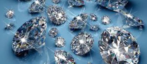 Maxi truffa di diamanti: sequestrati 700 milioni di euro a due società e cinque banche, 75 indagat. Vasco Rossi tra le vittime.