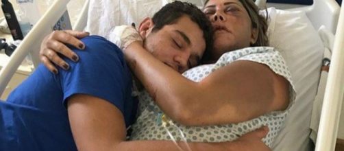 Royron Gracie abraça sua mãe no hospital. (Reprodução/Instagram)