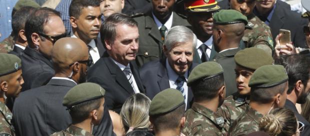 Ala militar pressiona Bolsonaro - (Foto: Fernando Frazão/Agência Brasil) Ala militar pressiona Bolsonaro - (Foto: Fernando Frazão/Agência Brasil)