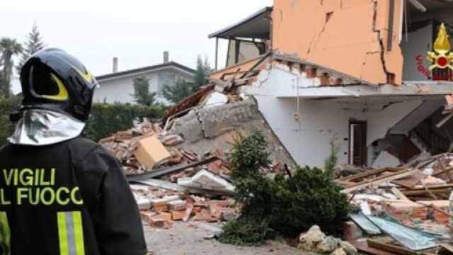 Padova, un'abitazione esplode completamente per una probabile fuga di gas.