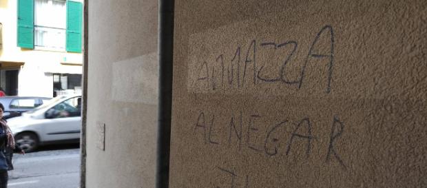 La scritta seguita da una svastica sul muro di casa della coppia. La scritta seguita da una svastica sul muro di casa della coppia.