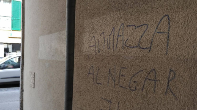 La scritta seguita da una svastica sul muro di casa della coppia.