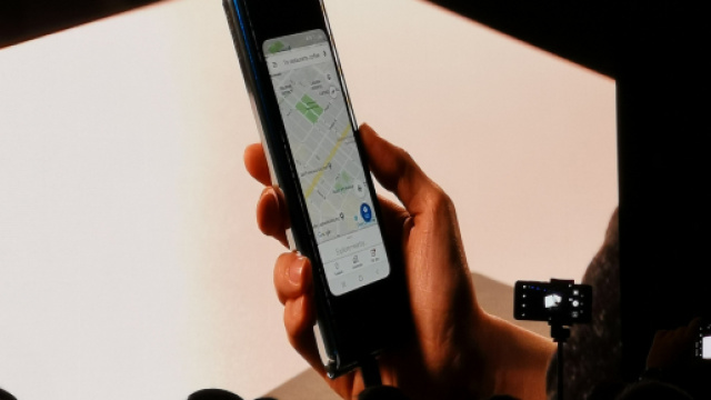 Samsung presenta il telefono con lo schermo pieghevole