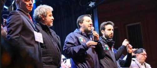 Matteo Salvini sul palco di Bari